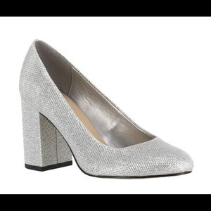 NWB Bella Vita Silver glitter block heel pump. Great for a wedding or function!